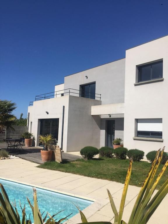 Maison Moderne Avec Piscine Chauffee Dans La Baie Du Mont St Michel 200M2 Yquelon Экстерьер фото